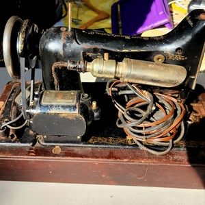 Antique Singer Sewing Machine in Dome Carry Case  pre 1930